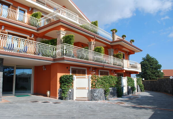 Etna View Holiday House In Catania: etna-view-holiday-house-trecastagni-catania-multiproprieta-esterni