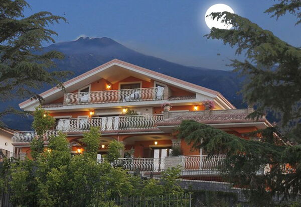 Etna View Holiday House In Catania: etna-view-holiday-house-trecastagni-catania-multiproprieta-esterni