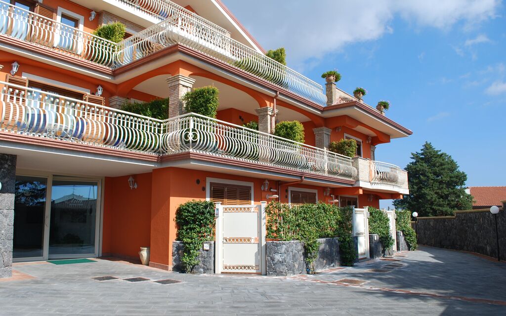 Etna View Holiday House In Catania: etna-view-holiday-house-trecastagni-catania-multiproprieta-esterni