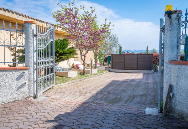 Borgo House In Florentine Hills With Pool: Autunno, Entrata Principale, Estate, Primavera