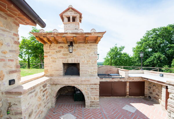 La Piazzetta, Borgo Campassini, Monteriggioni: Activities, Autumn, Spring, Summer