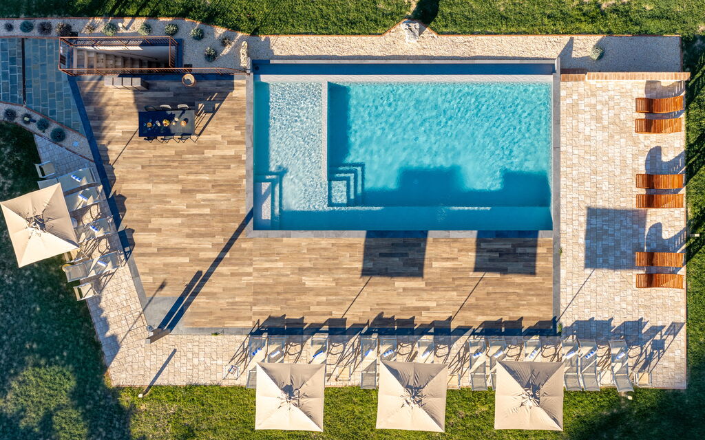La Piazzetta, Borgo Campassini, Monteriggioni: Autunno, Estate, Piscina, Primavera