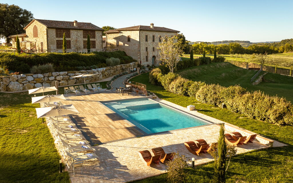 La Piazzetta, Borgo Campassini, Monteriggioni: Autunno, Estate, Piscina, Primavera