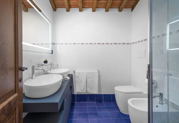 La Capanna, Borgo Campassini, Monteriggioni: Autumn, Bathroom, Spring, Summer