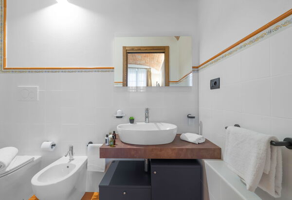 Le Volte, Borgo Campassini, Monteriggioni: Autumn, Bathroom, Spring, Summer