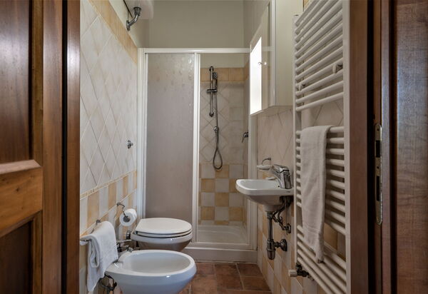 Bazzani Apartments In Siena: villino-bazzani-casole-d-elsa-multiproprieta-appartamento-bazzani-1-bagno