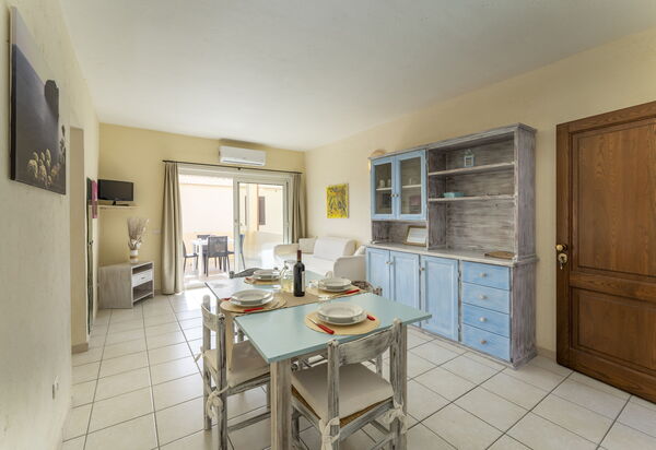 Golfo Aranci Apartments With Ac: Autunno, Cucina, Estate, Primavera, Soggiorno