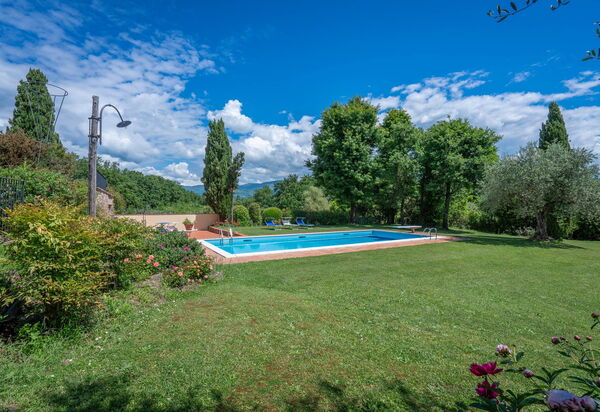 Il Villino Del Collezionista With Pool In Pistoia: Autumn, Garden, Spring, Summer