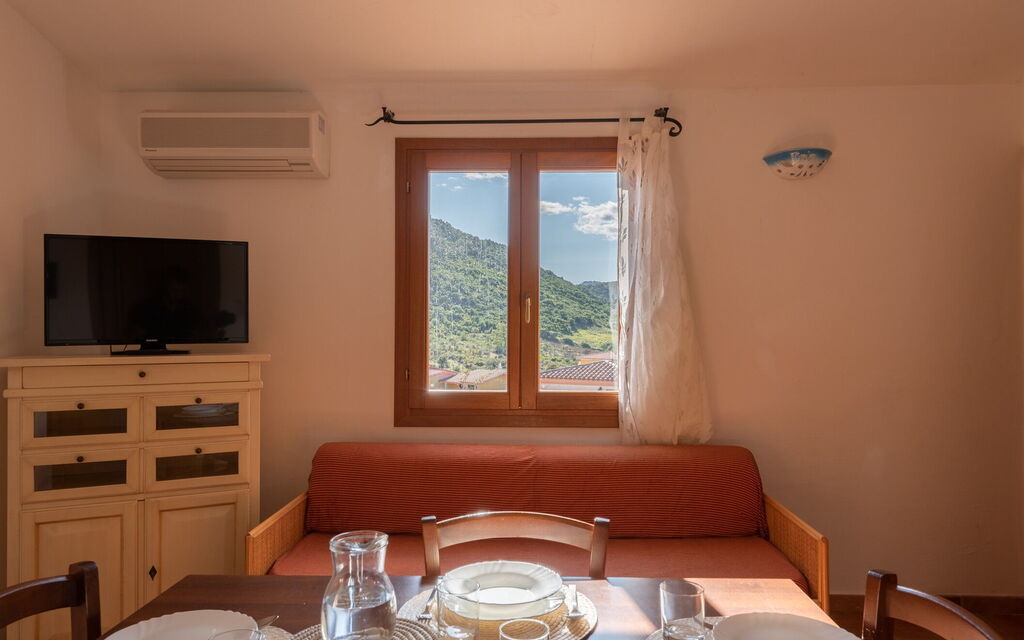 Crystal Pool Village In Tanaunella - : Autumn, Dining Room, Living Room, Spring, Summer, Winter