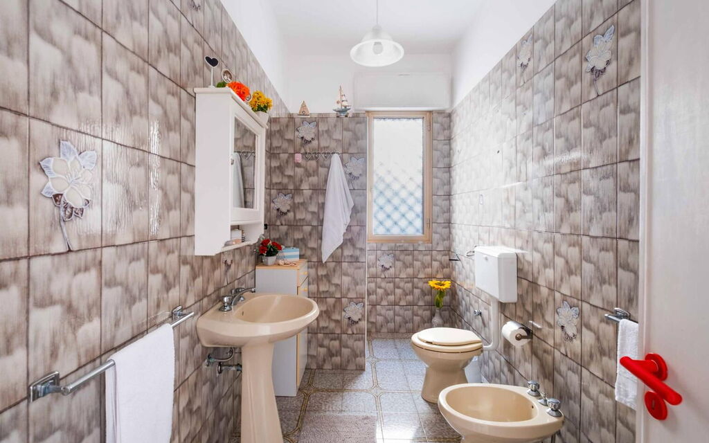 Sunny Haven Villa In Torre Lapillo: Autumn, Bathroom, Spring, Summer, Winter