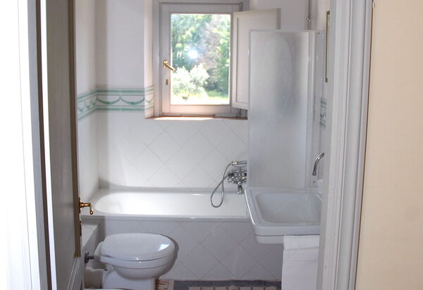 Podere San Giovanni: podere-san-giovanni-narni-terni-villa-bathroom