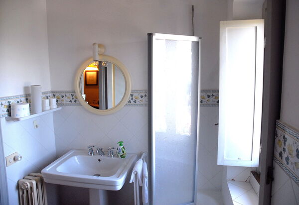 Podere San Giovanni: podere-san-giovanni-narni-terni-villa-bathroom