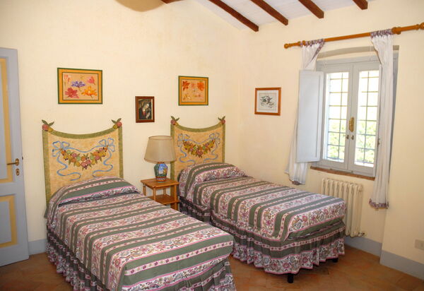 Podere San Giovanni: podere-san-giovanni-narni-terni-villa-bedroom