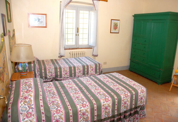 Podere San Giovanni: podere-san-giovanni-narni-terni-villa-bedroom