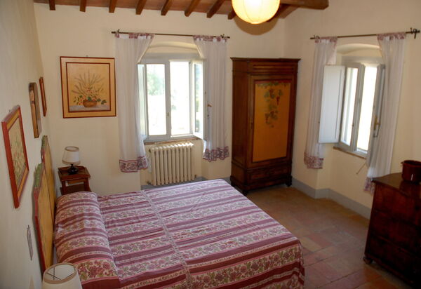 Podere San Giovanni: podere-san-giovanni-narni-terni-villa-bedroom