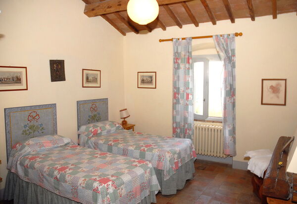 Podere San Giovanni: podere-san-giovanni-narni-terni-villa-bedroom