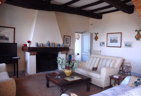 Podere San Giovanni: podere-san-giovanni-narni-terni-villa-living-room