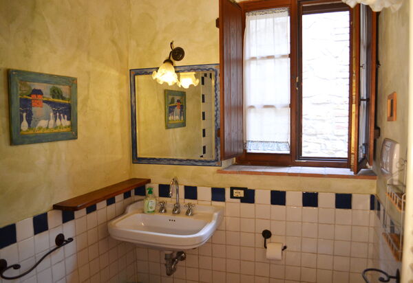 Appartamento Il Fienile Del Sole, Wifi, Perugia: Autumn, Bathroom, Spring, Summer, Winter