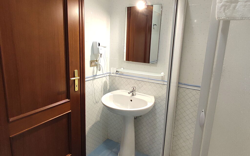 Appartamenti Della Rosa Seaside Abruzzo - : Autumn, Bathroom, Spring, Summer, Winter