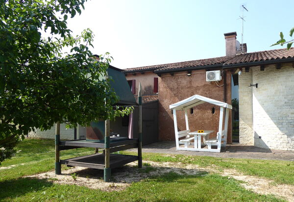 Silea Apartments, Pool, Garden, Treviso: Autumn, Garden, Spring, Summer