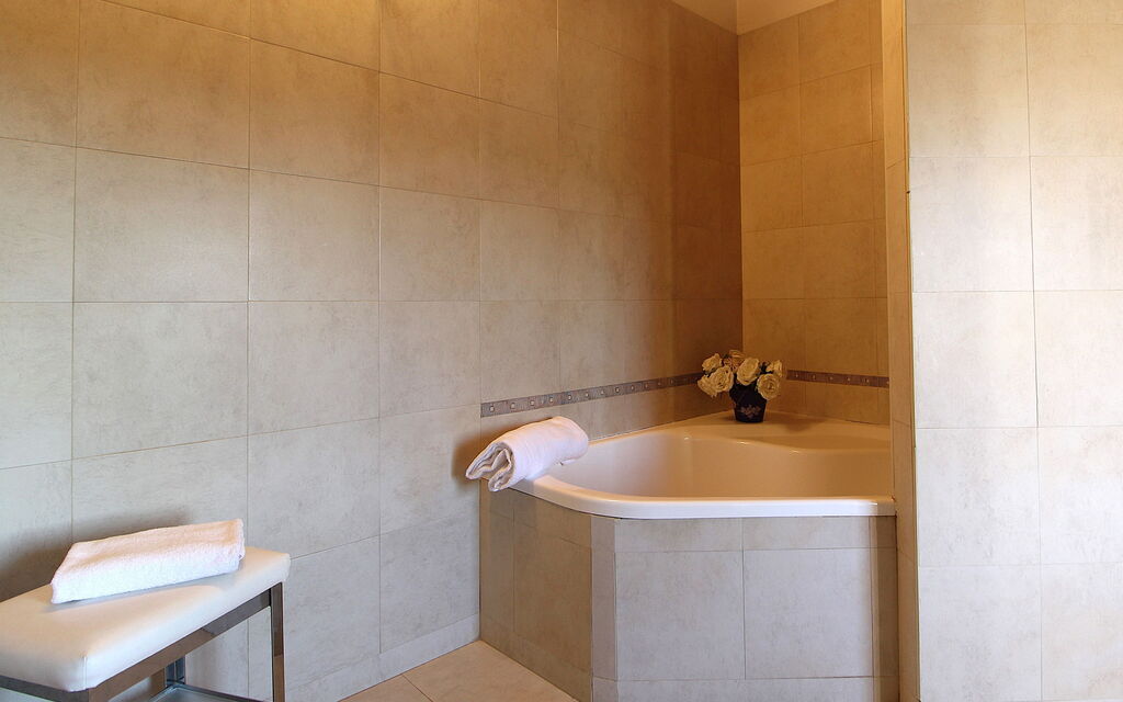 Silea Apartments, Pool, Garden, Treviso - : Autumn, Bathroom, Spring, Summer