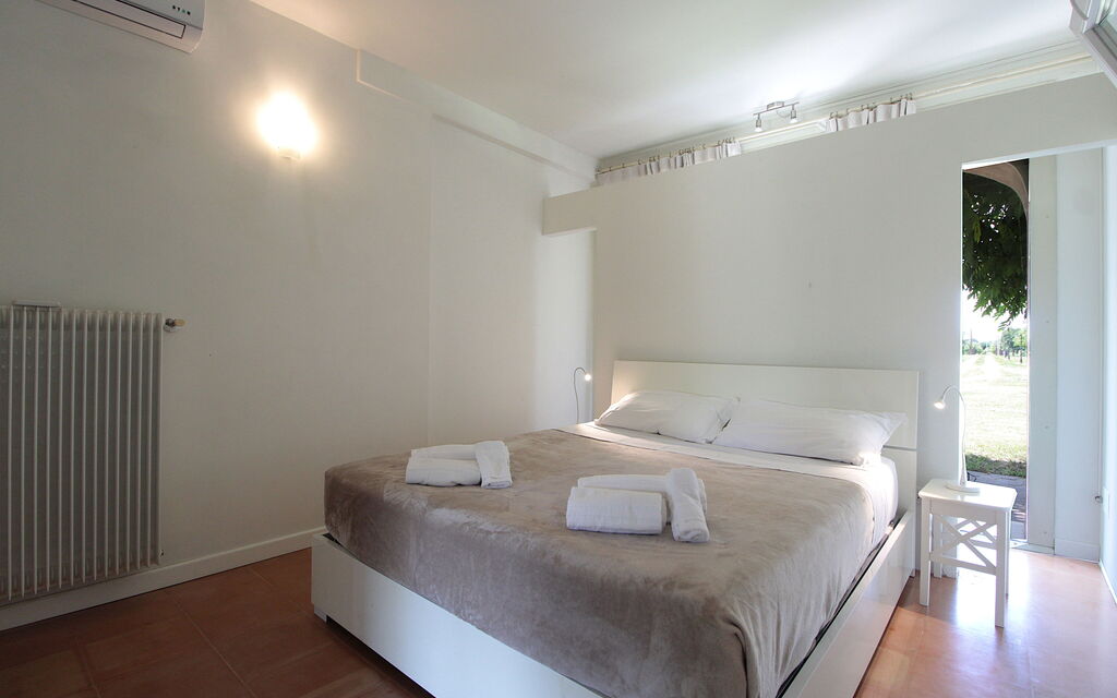 Silea Apartments, Pool, Garden, Treviso - : Autunno, Camera da letto, Estate, Primavera