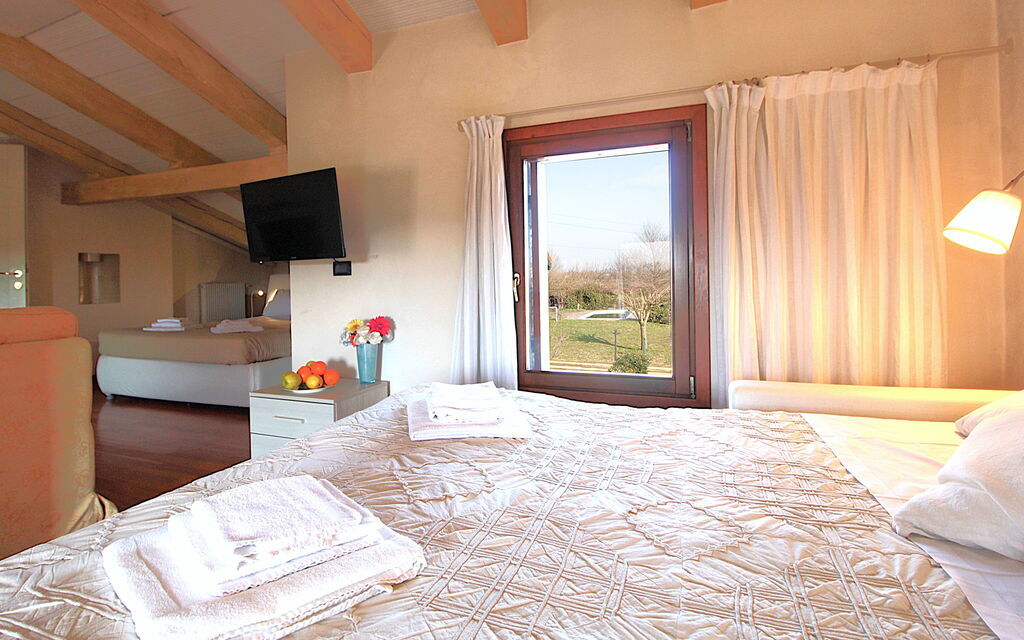 Silea Apartments, Pool, Garden, Treviso - : Autumn, Bedroom, Spring, Summer