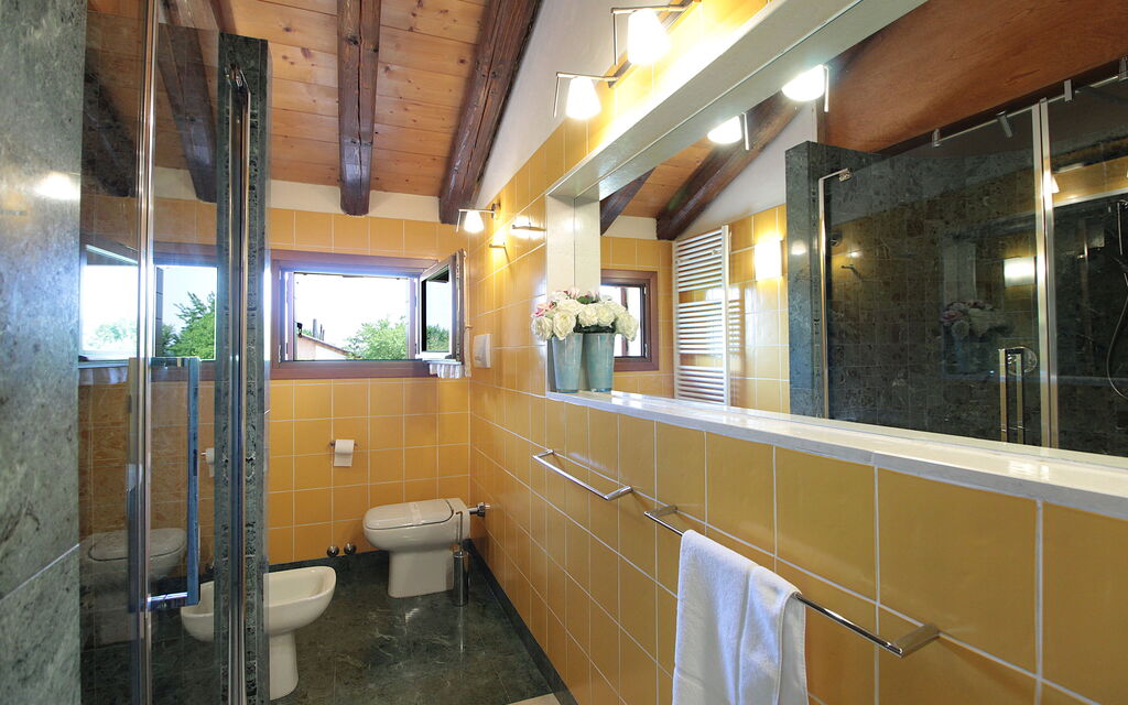 Silea Apartments, Pool, Garden, Treviso - : Autumn, Bathroom, Spring, Summer