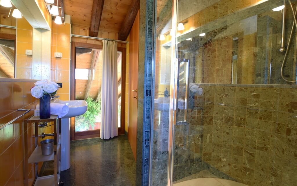 Silea Apartments, Pool, Garden, Treviso - : Autumn, Bathroom, Spring, Summer