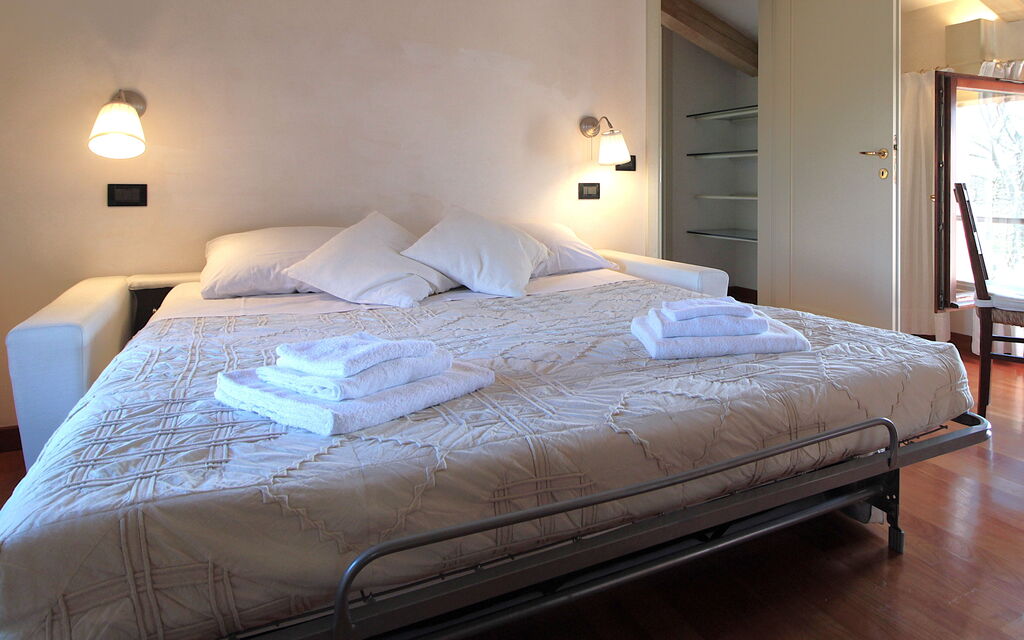 Silea Apartments, Pool, Garden, Treviso - : Autumn, Bedroom, Spring, Summer