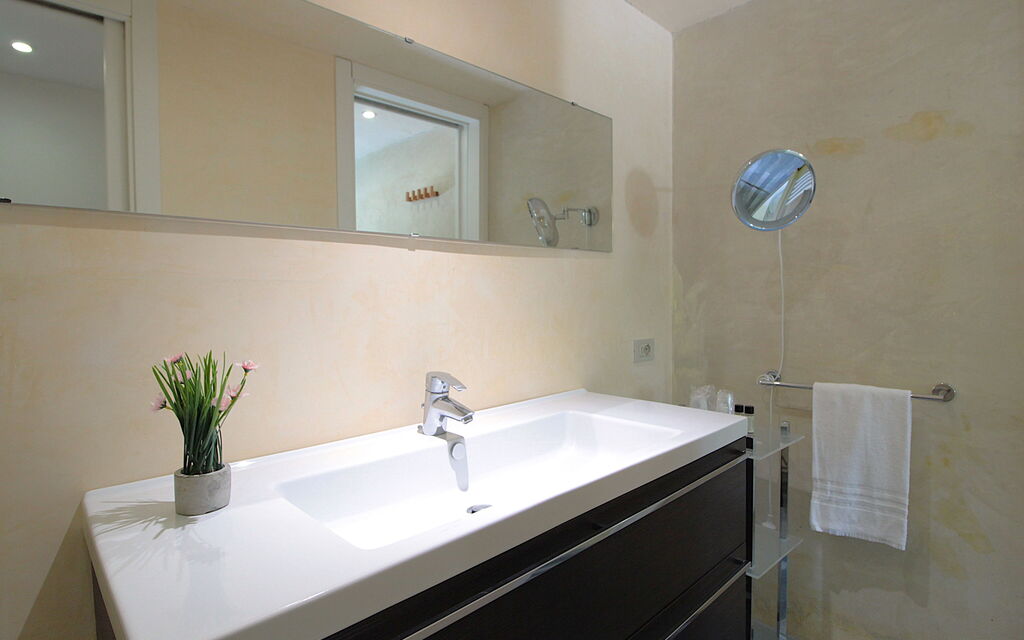 Silea Apartments, Pool, Garden, Treviso - : Autumn, Bathroom, Spring, Summer