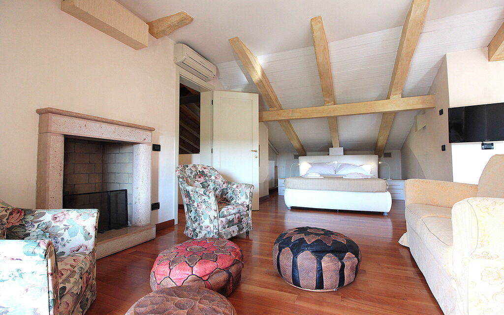 Silea Apartments, Pool, Garden, Treviso - : Autumn, Living Room, Spring, Summer