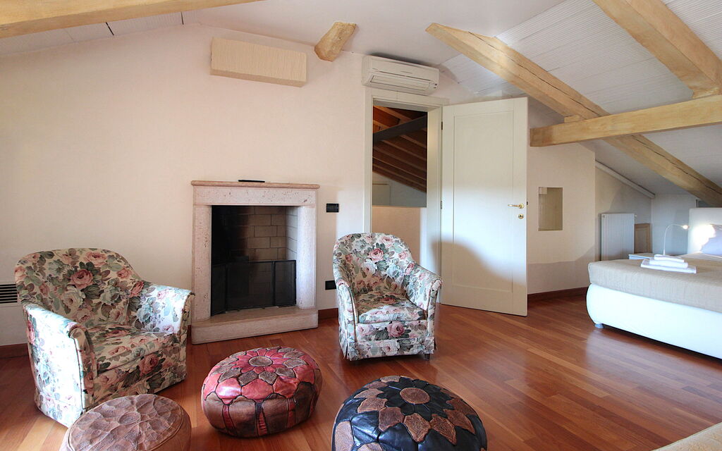 Silea Apartments, Pool, Garden, Treviso - : Autumn, Living Room, Spring, Summer