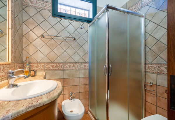 Luxury Private Villa With Garden: Autunno, Bagno, Estate, Primavera