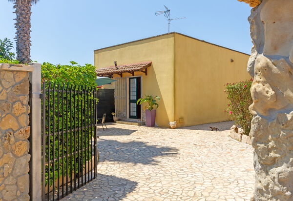 Luxury Private Villa With Garden: Autunno, Entrata Principale, Estate, Primavera