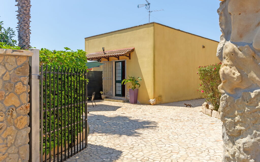 Luxury Private Villa With Garden: Autunno, Entrata Principale, Estate, Primavera