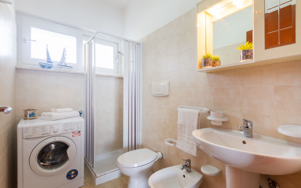 Beach Life Apartment In Boncore: Autumn, Bathroom, Spring, Summer, Winter