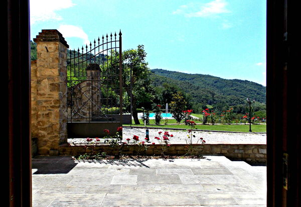 Poggio Marino: Entrata Principale, Esterni