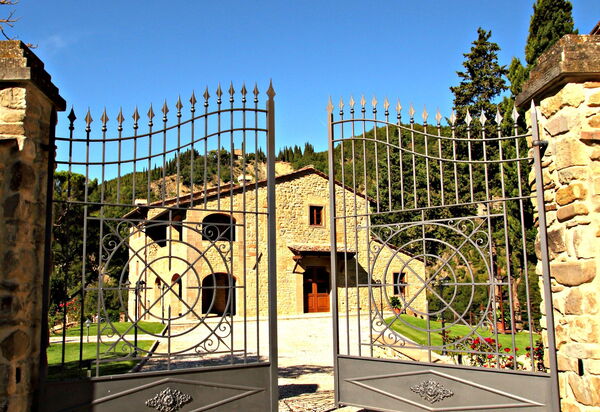 Poggio Marino: Entrata Principale, Esterni