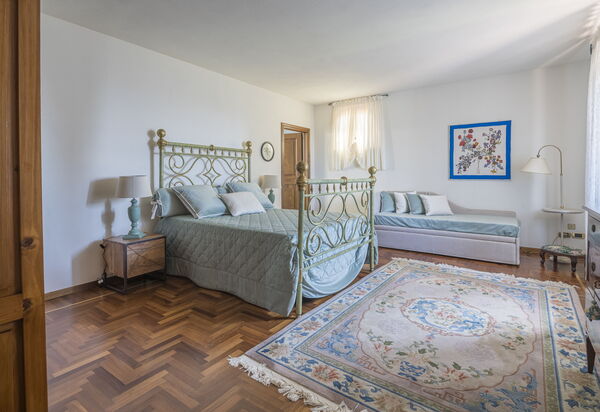Villa Alessia Luxury: Autumn, Bedroom, Spring, Summer