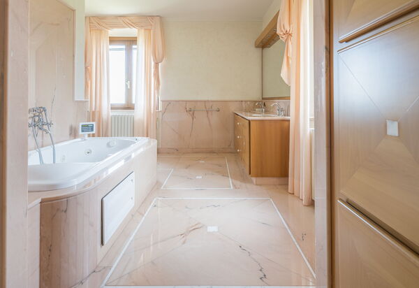 Villa Alessia Luxury: Autumn, Bathroom, Spring, Summer