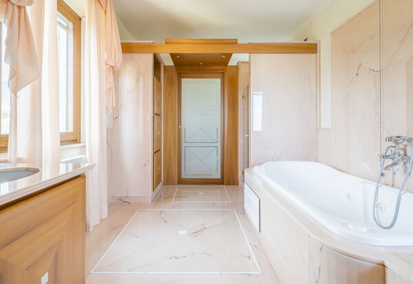 Villa Alessia Luxury: Autumn, Bathroom, Spring, Summer