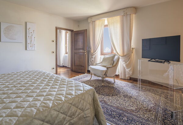 Villa Alessia Luxury: Autumn, Bedroom, Spring, Summer