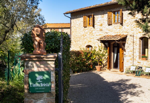 L'antica Meletta: all'aperto, Entrata Principale, Esterni