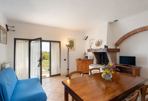 Casa Ceneruzzi: Entrata Principale, Sala da pranzo, Soggiorno