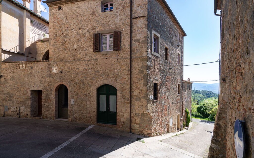 Mensano Old Town Apartment: Autumn, Building Exterior, Spring, Summer