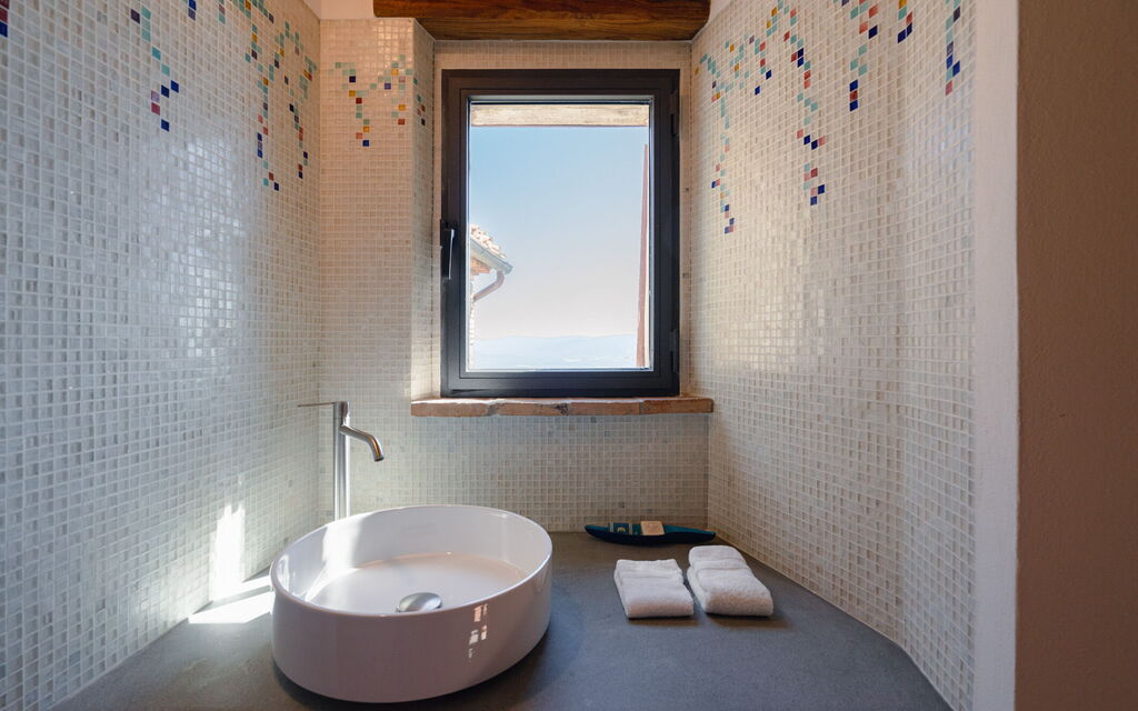 Mensano Old Town Apartment: Autumn, Bathroom, Spring, Summer
