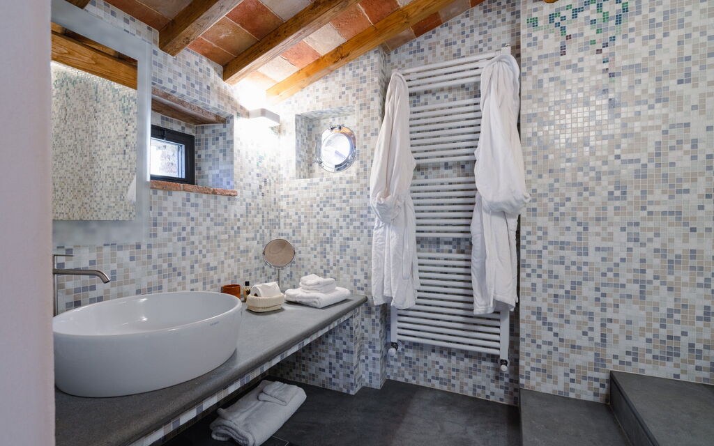 Mensano Old Town Apartment: Autumn, Bathroom, Spring, Summer