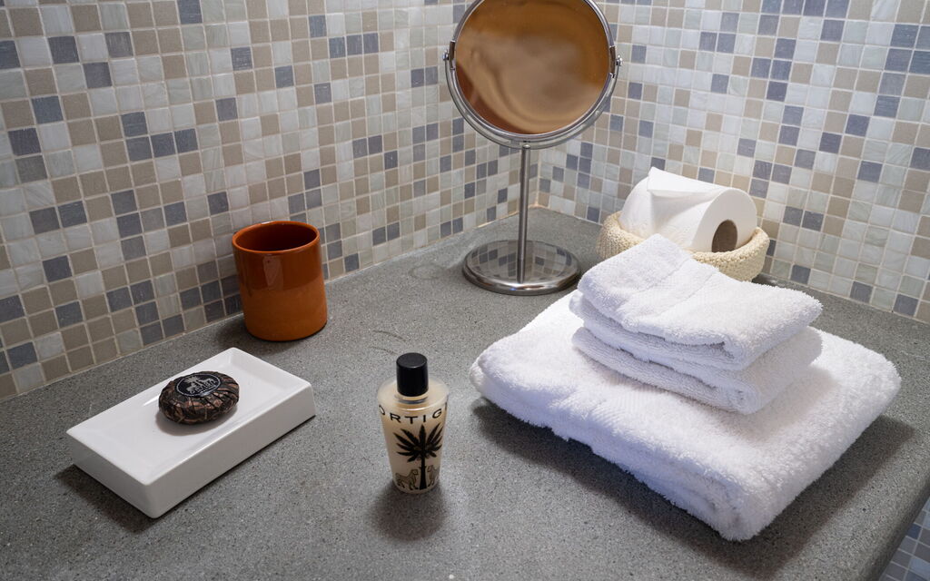 Mensano Old Town Apartment: Autumn, Bathroom, Spring, Summer