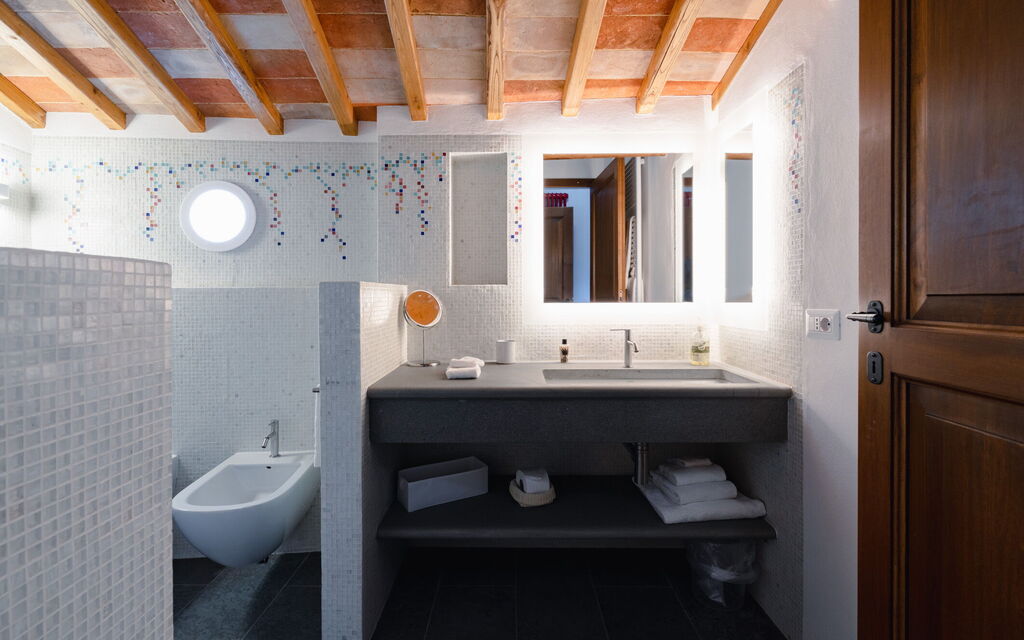 Mensano Old Town Apartment: Autumn, Bathroom, Spring, Summer